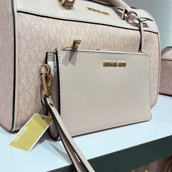 MICHAEL KORS LARGE DOUBLE ZIP WRISTLET WALLET PHONE CASE CLUTCH 
Powder Blush - Picture 3 of 16